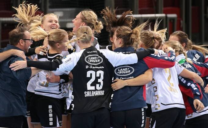 01 11 2017 Germany Ludwigsburg Germany Handball Champions League Women Season 2017 2018 SG BBM Bietigheim vs Vipers Kristiansand Final cheers BBM v l Manager Martin Albertsen Kim Naidziniavicius BBM Luisa Schulze BBM