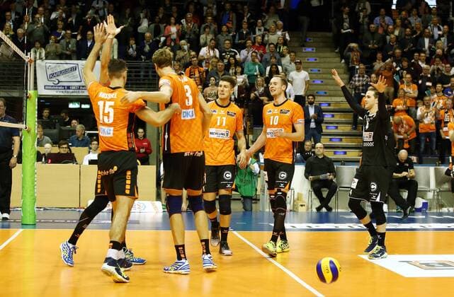 Kyle Russell Robert Kromm Adam White Sebastian Kuhner Luke Perry Joy Emotion Cheering Jubilation after set win Sport Volleyball Bundesliga Mens Season 2017 2018 01 11 2017 BR Volleys Berlin BRV vs TV Rottenburg