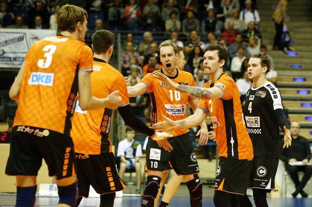 Robert Kromm Graham Vigrass Sebastian Kühner Steven Marshall Luke Perry Joy Emotion Cheering Jubilation after set win Sport Volleyball Bundesliga Mens Season 2017 2018 01 11 2017 BR Volleys Berlin BRV vs TV Rottenburg