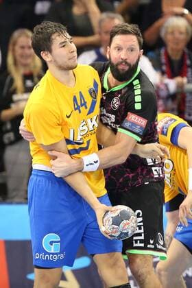 SG Flensburg Handewitt RK Celje Pivovarna Lasko EHF Champions League Flensburg 01 11 17 Flensburg 01 11 17 Sport Handball VELUX EHF Champions League Season 2017 2018 Group stage SG Flensburg Handewitt RK Celje Pivovarna Lasko Defensive action Tobias Karlsson SG Flensburg Handewitt 03 Daniel Dujshebaev RK Celje Pivovarna Lasko 44 xmmkx