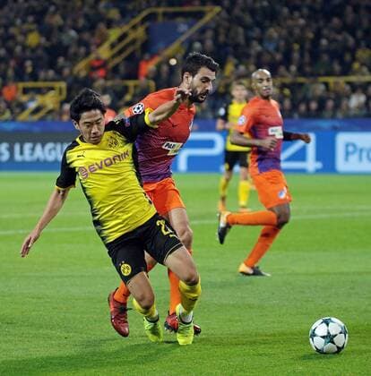 01 11 2017 xovx Football Champions League Borussia Dortmund APOEL Nicosia emspor v Shinji Kagawa Borussia Dortmund Giorgos Merkis APOEL Nicosia action Dortmund