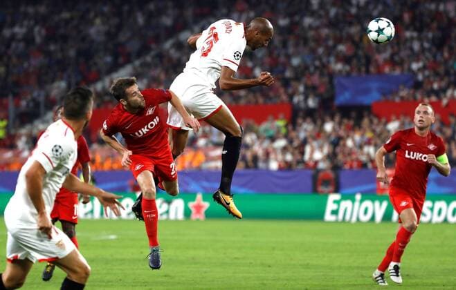 Sevilla s Steven N Zonzi (C) and Spartak Moscow s Dimitri Kombarov vie for the ball during the UEFA Champions League 4th round groups phase match between Sevilla and Spartak Moscow at the Sanchez Pizjuan stadium in Seville, Andalusia, Spain, 01 November 2017. Sevilla vs. Spartak Moscow !ACHTUNG: NUR REDAKTIONELLE NUTZUNG!  Copyright: xJULIOxMUÑOZx SEV002 20171101-636451678551620209