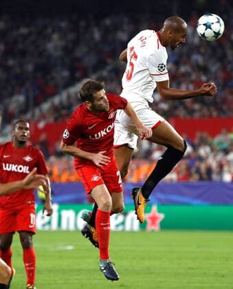 Sevilla s Steven N Zonzi (C) and Spartak Moscow s Dimitri Kombarov vie for the ball during the UEFA Champions League 4th round groups phase match between Sevilla and Spartak Moscow at the Sanchez Pizjuan stadium in Seville, Andalusia, Spain, 01 November 2017. Sevilla vs. Spartak Moscow !ACHTUNG: NUR REDAKTIONELLE NUTZUNG!  Copyright: xJULIOxMUÑOZx SEV003 20171101-636451678576268209