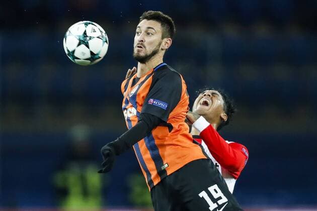 (l-r) Facundo Ferreyra of FC Shakhtar Donetsk, Renato Tapia of Feyenoord during the UEFA Champions League group F match between Shakhtar Donetsk and Feyenoord Rotterdam at Metalist Stadium on November 01, 2017 in Kharkiv, Ukraine UEFA Champions League 2017 2018 xVIxVIxImagesx xMauricexvanxSteenxIVx 9182711