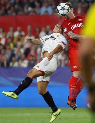 Sevilla s Wissam Ben Yedder (L) and Spartak Moscow s Andrei Eschenko vie for the ball during the UEFA Champions League 4th round groups phase match between Sevilla and Spartak Moscow at the Sanchez Pizjuan stadium in Seville, Andalusia, Spain, 01 November 2017. Sevilla vs. Spartak Moscow !ACHTUNG: NUR REDAKTIONELLE NUTZUNG!  Copyright: xJULIOxMUÑOZx SEV004 20171101-636451681838304209