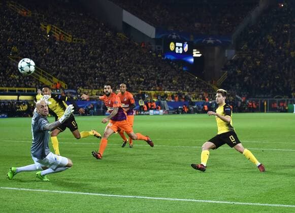 01 11 2017 Soccer Champions League Season 2017 2018 Preliminary Round 4 Gameday Borussia Dortmund APOEL Nicosia Raphael Guerreiro Borussia Dortmund re scored the 1 0 0 Team2