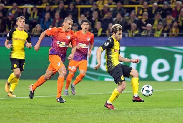01 11 2017 xovx Football Champions League Borussia Dortmund APOEL Nikosia emspor v l Jesus Rueda APOEL Nicosia Raphael Guerreiro Borussia Dortmund scored the goal for the 1 0 action Dortmund