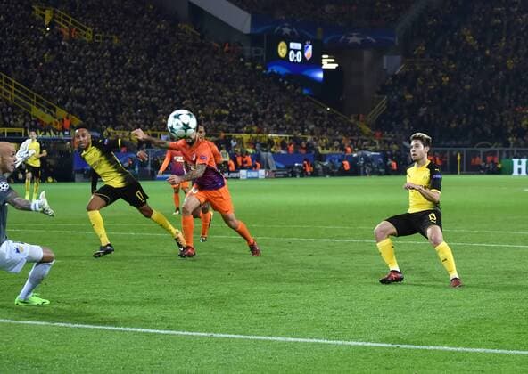 01 11 2017 Soccer Champions League Season 2017 2018 Preliminary Round 4 Gameday Borussia Dortmund APOEL Nicosia Raphael Guerreiro Borussia Dortmund re scored the 1 0 0 Team2