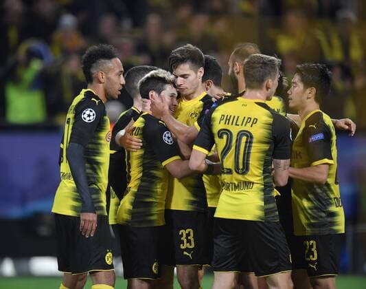 01 11 2017 Football Champions League Season 2017 2018 Preliminary Round 4 Matchday Borussia Dortmund APOEL Nicosia Jubel BVB Raphael Guerreiro Borussia Dortmund 2 v li is celebrated Team2
