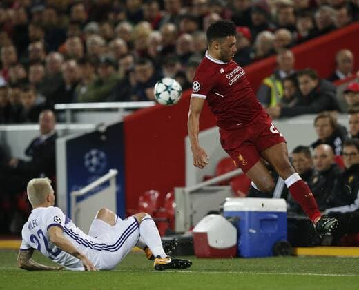 Bilder des Tages - SPORT Martin Milec of NK Maribor tackles Alex Oxlade-Chamberlain of Liverpool during the Champions League Group E match at Anfield Stadium, Liverpool. Picture date: November 1st 2017. Picture credit should read: Andrew Yates Sportimage EDITORIAL USE ONLY. No use with unauthorised audio, video, data, fixture lists, club league logos or live services. Online in-match use limited to 120 images, no video emulation. No use in betting, games or single club league player publications.