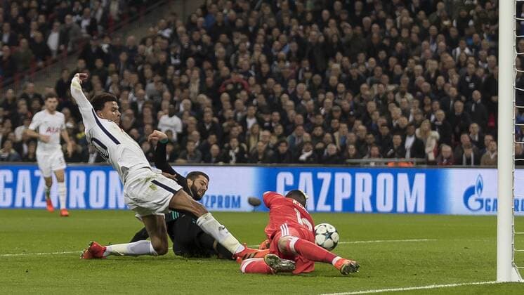 Bilder des Tages - SPORT Football - 2017 2018 UEFA Champions League - Group H: Tottenham Hotspur vs. Real Madrid Dele Alli (Tottenham FC) beats Nacho Fernandez (Real Madrid) and Kiko Casilla (Real Madrid) to the cross to open the scoring at Wembley Stadium. COLORSPORT DANIEL BEARHAM  csp_tot_rma_011117_