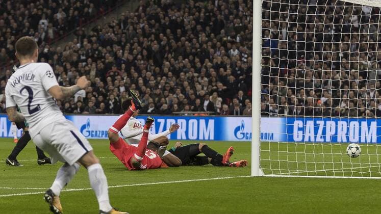Football - 2017 2018 UEFA Champions League - Group H: Tottenham Hotspur vs. Real Madrid Dele Alli (Tottenham FC) beats Nacho Fernandez (Real Madrid) and Kiko Casilla (Real Madrid) to the cross to open the scoring at Wembley Stadium. COLORSPORT DANIEL BEARHAM  csp_tot_rma_011117_