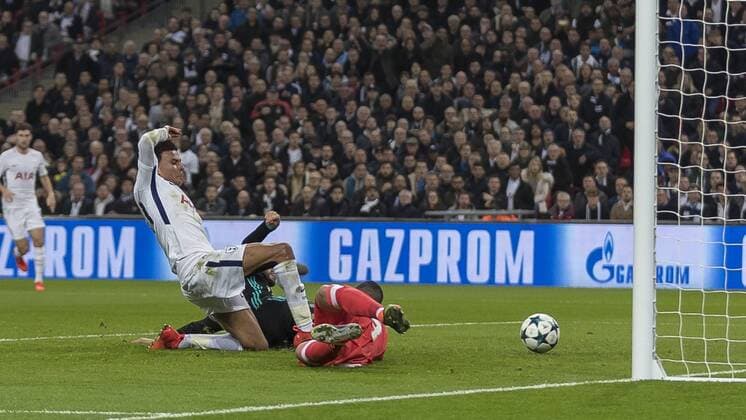 Football - 2017 2018 UEFA Champions League - Group H: Tottenham Hotspur vs. Real Madrid Dele Alli (Tottenham FC) beats Nacho Fernandez (Real Madrid) and Kiko Casilla (Real Madrid) to the cross to open the scoring at Wembley Stadium. COLORSPORT DANIEL BEARHAM  csp_tot_rma_011117_