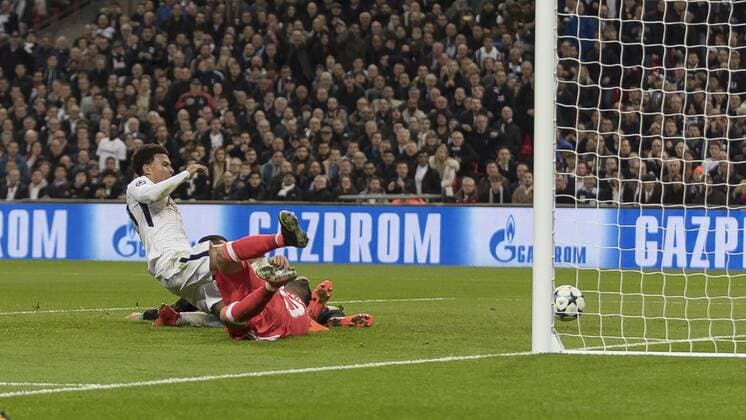 Football - 2017 2018 UEFA Champions League - Group H: Tottenham Hotspur vs. Real Madrid Dele Alli (Tottenham FC) beats Nacho Fernandez (Real Madrid) and Kiko Casilla (Real Madrid) to the cross to open the scoring at Wembley Stadium. COLORSPORT DANIEL BEARHAM  csp_tot_rma_011117_