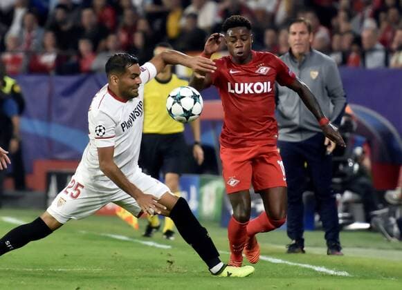 Sevilla s Gabriel Mercado (L) and Spartak Moscow s Quincy Promes vie for the ball during the UEFA Champions League 4th round groups phase match between Sevilla and Spartak Moscow at the Sanchez Pizjuan stadium in Seville, Andalusia, Spain, 01 November 2017. Sevilla vs. Spartak Moscow !ACHTUNG: NUR REDAKTIONELLE NUTZUNG!  Copyright: xJULIOxMUÑOZx SEV012 20171101-636451693656230209