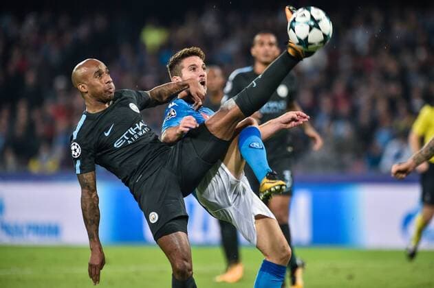 Bilder des Tages - SPORT Dries Mertens of Napoli and Fabian Delph of Manchester City fight for the ball during the UEFA Champions League group F match between Napoli and Manchester City at Stadio San Paolo, Naples, Italy on 1 November 2017. Copyright: xGiuseppexMaffiax 17480022