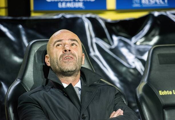 Fußball Champions League Saison 2017 2018 Rückspiel Borussia Dortmund APOEL Nikosia am 01 11 2017 im Signal Iduna Park in Dortmund Nordrhein Westfalen Dortmunds Trainer Peter Bosz schaut nach oben Copyright: xKirchner DavidxInderliedx