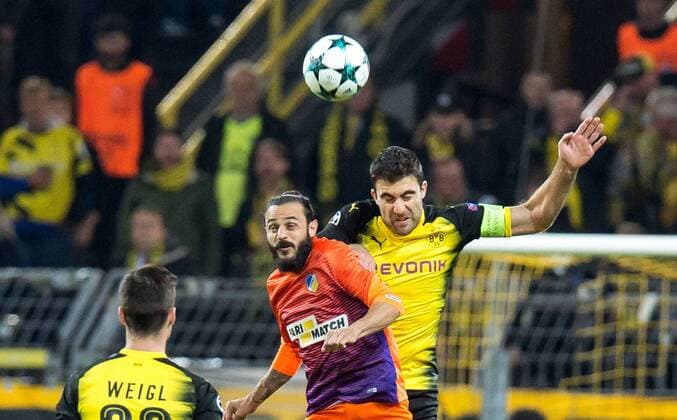 Fußball Champions League Saison 2017 2018 Rückspiel Borussia Dortmund APOEL Nikosia am 01 11 2017 im Signal Iduna Park in Dortmund Nordrhein Westfalen Dortmunds Sokratis r und Nikosias Stathis Aloneftis gehen ins Kopfballduell Copyright: xKirchner DavidxInderliedx