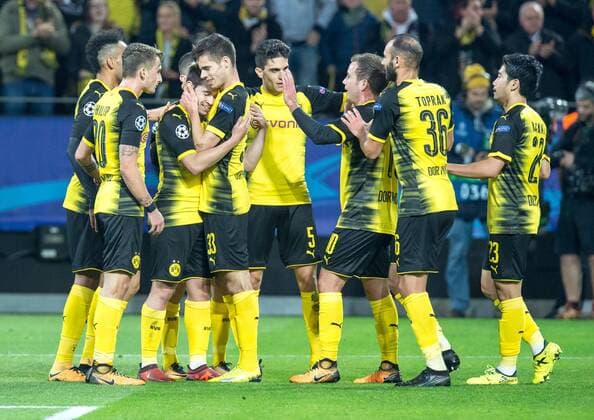 Fußball Champions League Saison 2017 2018 Rückspiel Borussia Dortmund APOEL Nikosia am 01 11 2017 im Signal Iduna Park in Dortmund Nordrhein Westfalen Die Mannschaft von Borussia Dortmund jubelt mit dem Torschuetze Torschütze Raphael Guerreiro 3 v l nach dem 1 0 Copyright: xKirchner DavidxInderliedx