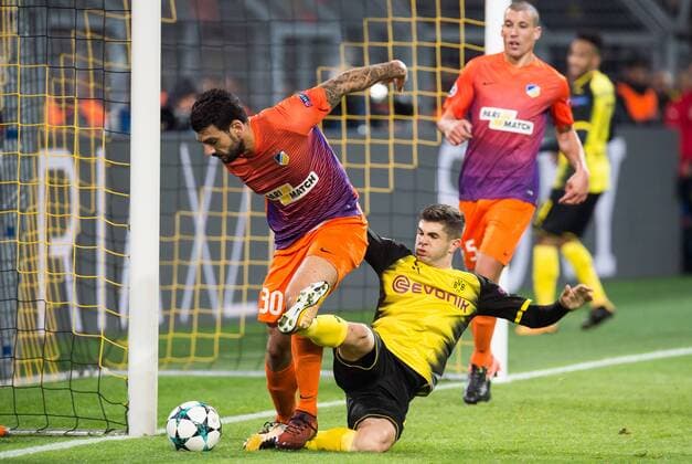 Fußball Champions League Saison 2017 2018 Rückspiel Borussia Dortmund APOEL Nikosia am 01 11 2017 im Signal Iduna Park in Dortmund Nordrhein Westfalen Dortmunds Christian Pulisic grätscht gegen Nikosias Giorgios Merkis um den Ball Copyright: xKirchner DavidxInderliedx