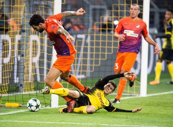Themen der Woche - SPORT Bilder des Tages - SPORT Fußball Champions League Saison 2017 2018 Rückspiel Borussia Dortmund APOEL Nikosia am 01 11 2017 im Signal Iduna Park in Dortmund Nordrhein Westfalen Dortmunds Christian Pulisic grätscht gegen Nikosias Giorgios Merkis um den Ball Copyright: xKirchner DavidxInderliedx