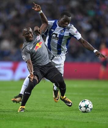 FOOTBALL CHAMPIONS LEAGUE SEASON 2017 2018 GROUP PHASE FC Porto RB Leipzig 01 11 2017 Naby Deco Keita left RB Leipzig against Vincent Aboubakar re FC Porto Porto