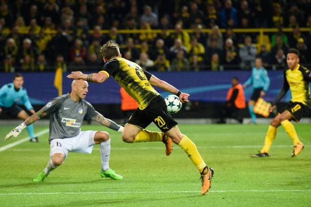 GER UEFA CL Borussia Dortmund GER vs.Apoel FC CYP 01 11 2017 Signal Iduna Park Dortmund Group stage group H GER UEFA CL Borussia Dortmund GER vs. ApoPel FC CYP im Bild Pass Passing Match Maximilian Philipp 20 Dortmund on Pierre Emerick Aubameyang 17 Dortmund nordphotox xKurth nph00016