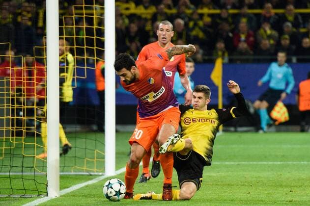 GER UEFA CL Borussia Dortmund GER vs.Apoel FC CYP 01 11 2017 Signal Iduna Park Dortmund Group stage Group H GER UEFA CL Borussia Dortmund GER vs. Apoel FC CYP in the picture Fight between Giorgos Merkis 30 Apoel and Maximilian Philipp 20 Dortmund nordphotox xKurth nph00016
