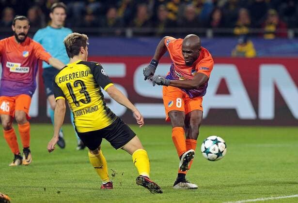 01 11 2017 xovx Football Champions League Borussia Dortmund APOEL Nicosia emspor v l Raphael Guerreiro Borussia Dortmund Mickael Pote APOEL Nicosia scored the goal for the 1 1 action Dortmund