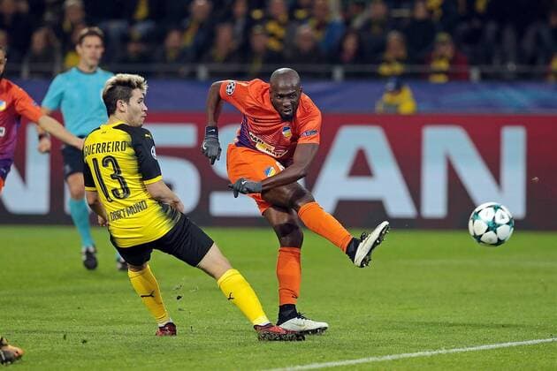 01 11 2017 xovx Football Champions League Borussia Dortmund APOEL Nicosia emspor v l Raphael Guerreiro Borussia Dortmund Mickael Pote APOEL Nicosia scored the goal for the 1 1 action Dortmund