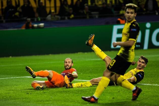 GER UEFA CL Borussia Dortmund GER vs Apoel Nicosia CYP 01 11 2017 Signal Iduna Park Dortmund GER UEFA CL Borussia Dortmund GER vs Apoel Nicosia CYP pictured picture shows Nektarios Alexandrou Apoel Nicosia 11 rushes past the ball with Maximilian Philipp Borussia Dortmund 20 nordphotox xRauch nph00251