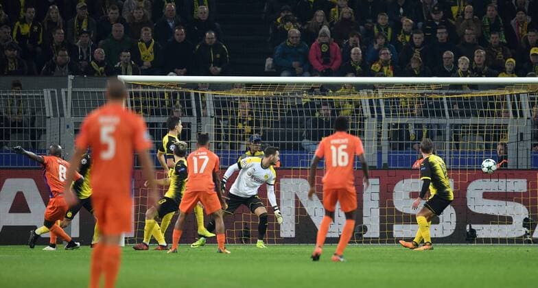 01 11 2017 Football Champions League Season 2017 2018 Preliminary Round 4 Gameday Borussia Dortmund APOEL Nicosia Mickael Pote Apoel Nikosia left scored against goalkeeper Roman Buerki Roman Buerke Borussia Dortmund the gate to 1 1 Team2
