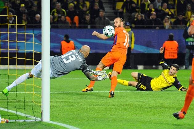 Dortmund Germany 01 11 2017 UEFA Champions League 2017 18 Season Group Stage Group H Matchday 4 Borussia Dortmund APOEL Nicosia Torchance by Christian Pulisic Dortmund on the right DeFodi521
