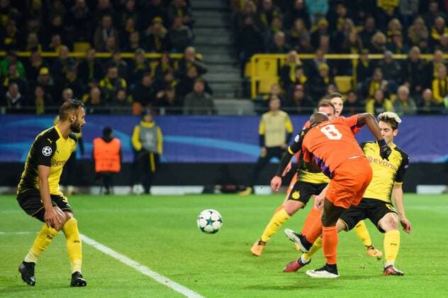 GER UEFA CL Borussia Dortmund GER vs.Apoel FC CYP 01 11 2017 Signal Iduna Park Dortmund Group stage Group H GER UEFA CL Borussia Dortmund GER vs. Apoel FC CYP im Bild Fight between Mickael Pote 8 Apoel and Raphael Adelino Jose Guerreiro 13 Dortmund Oemer Toprak 36 Dortmund Shot on target 1 1 Compensation Apoel nordphotox xKurth nph00016
