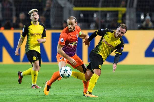 GER UEFA CL Borussia Dortmund GER vs.Apoel FC CYP 01 11 2017 Signal Iduna Park Dortmund Group stage Group H GER UEFA CL Borussia Dortmund GER vs. Apoel FC CYP in the picture Fight between Nektarios Alexandrou 11 Apoel and Mario Goetze Goetze 10 Dortmund nordphotox xKurth nph00016