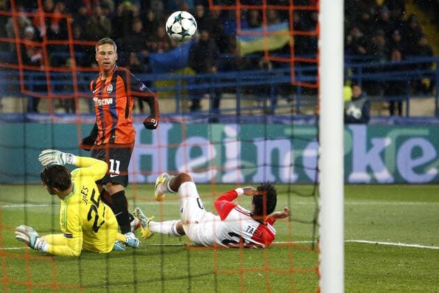 Bilder des Tages - SPORT CHARKOV , 01-11-2017 , voetbal , Metalist Stadion , Champions League , seizoen 2017 - 2018 , Shakhtar Donetsk - Feyenoord , Shakhtar speler Marlos met de 3-1. Feyenoord speler Brad Jones (l) , Feyenoord speler Renato Tapia (r) Shakhtar - Feyenoord  x1791222x