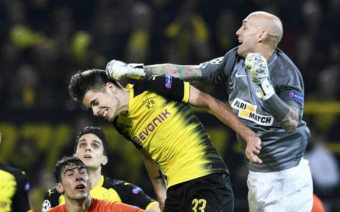 Football UEFA Champions League Men Season 2017 2018 Group H 4 Gameday Signal Iduna Park Dortmund Bor Dortmund yellow APOEL Nicosia orange Nauzet Perez APOEL Julian Weigl BVB action