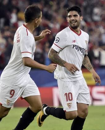Sevilla s Ever Banega (R) and Ben Yedder jubilate the second goal of the team during the UEFA Champions League 4th round groups phase match between Sevilla and Spartak Moscow at the Sanchez Pizjuan stadium in Seville, Andalusia, Spain, 01 November 2017. Sevilla vs. Spartak Moscow !ACHTUNG: NUR REDAKTIONELLE NUTZUNG!  Copyright: xRaulxCarox SEV025 20171101-636451722462308209