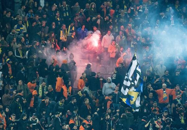 Fußball Champions League Saison 2017 2018 Rückspiel Borussia Dortmund APOEL Nikosia am 01 11 2017 im Signal Iduna Park in Dortmund Nordrhein Westfalen Die Fan von Nikosia zünden bengalische Feuer Copyright: xKirchner DavidxInderliedx