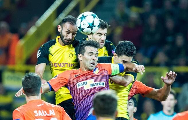 Bilder des Tages - SPORT Fußball Champions League Saison 2017 2018 Rückspiel Borussia Dortmund APOEL Nikosia am 01 11 2017 im Signal Iduna Park in Dortmund Nordrhein Westfalen Dortmunds Ömer Oemer Toprak und Dortmunds Sokratis versuchen sich gegen Nikosias Nuno Morais durchzusetzen Copyright: xKirchner DavidxInderliedx