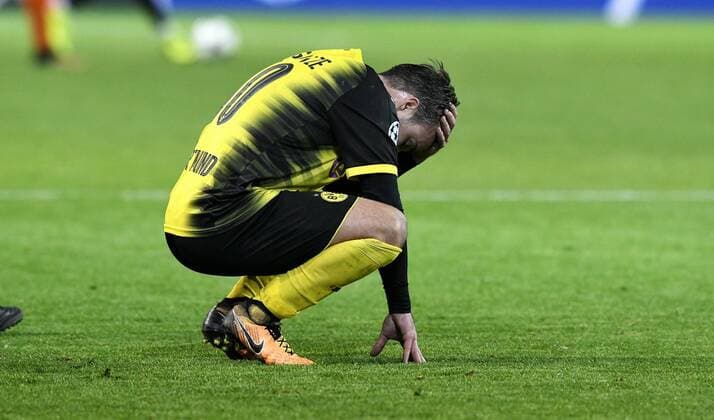 Football UEFA Champions League Men Season 2017 2018 Group H 4 Gameday Signal Iduna Park Dortmund Bor Dortmund yellow APOEL Nicosia orange 1 1 Mario Götze BVB disappointed after the match is over Frustration Action Single shot