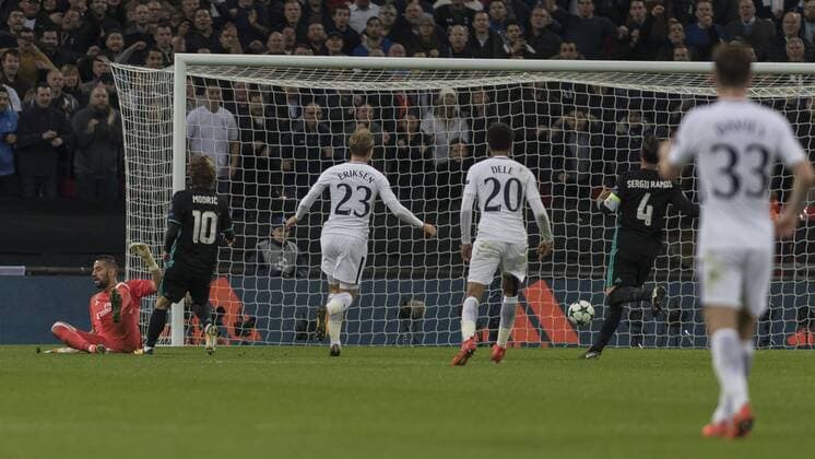 Football - 2017 2018 UEFA Champions League - Group H: Tottenham Hotspur vs. Real Madrid Christian Eriksen (Tottenham FC) scores Tottenham s third goal at Wembley Stadium. COLORSPORT DANIEL BEARHAM  csp_tot_rma_011117_
