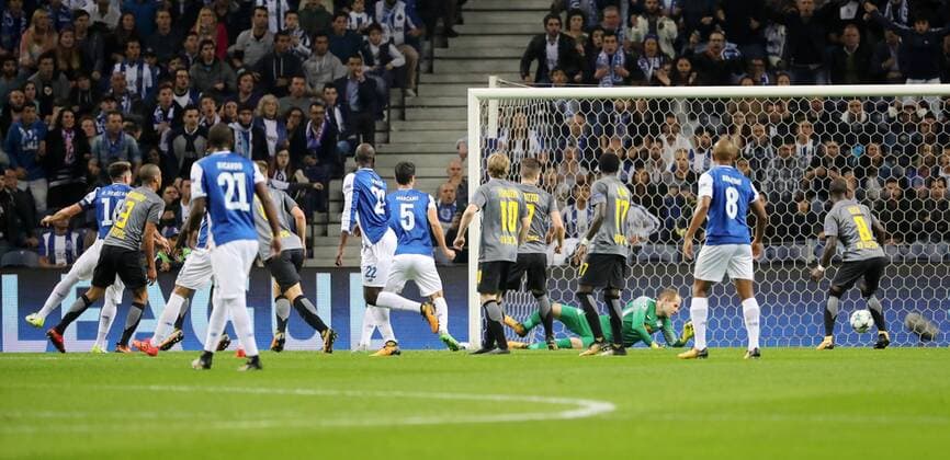 FC Porto RB Leipzig Soccer Champions League Porto 01 11 2017 Estadio do Dragao Football UEFA Champions League Group G 4 Gameday FC Porto vs RB Leipzig Pictured goal for Porto Hector Herrera li 16 Porto meets keeper Peter Gulacsi 32 Leipzig for 1 0