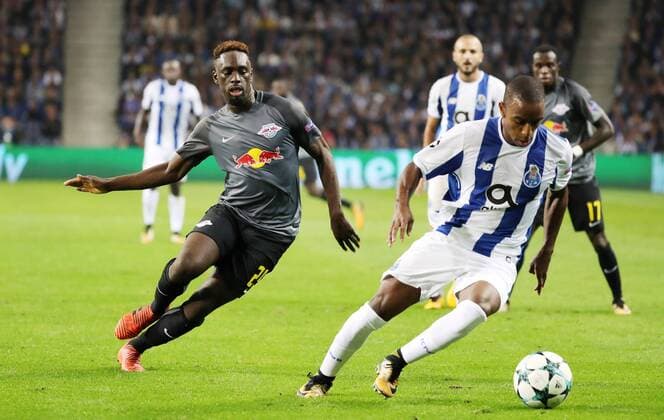 FC Porto RB Leipzig Soccer Champions League Porto 01 11 2017 Estadio do Dragao Football UEFA Champions League Group G 4 Gameday FC Porto vs. RB Leipzig Pictured here are Jean Kevin Augustin 29 Leipzig and Ricardo Pereira 21 Porto
