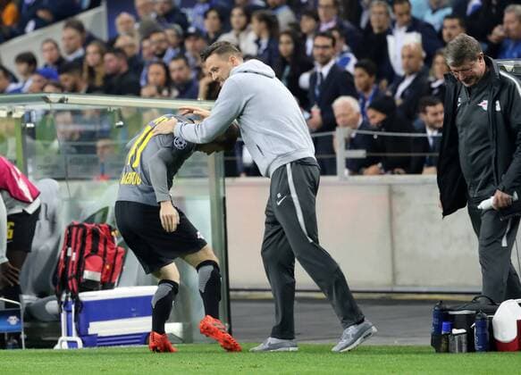 FC Porto RB Leipzig Soccer Champions League Porto 01 11 2017 Estadio do Dragao Football UEFA Champions League Group G 4 Gameday FC Porto vs RB Leipzig The picture 1 1 Goal scorer Timo Werner 11 Leipzig cheers with physiotherapist Alexander Sekora RB Leipzig