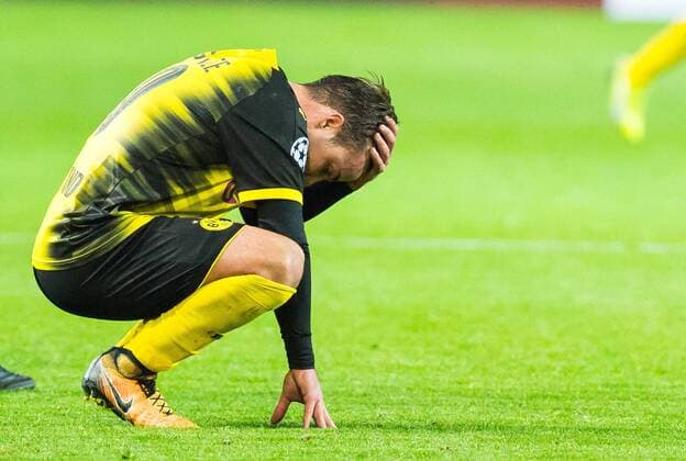 Fußball Champions League Saison 2017 2018 Rückspiel Borussia Dortmund APOEL Nikosia am 01 11 2017 im Signal Iduna Park in Dortmund Nordrhein Westfalen Dortmunds Mario Götze Goetze kniet nach dem Schlusspfiff enttäuscht auf dem Rasen Copyright: xKirchner DavidxInderliedx