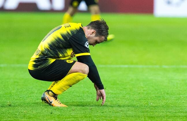 Fußball Champions League Saison 2017 2018 Rückspiel Borussia Dortmund APOEL Nikosia am 01 11 2017 im Signal Iduna Park in Dortmund Nordrhein Westfalen Dortmunds Mario Götze Goetze kauert nach dem Schlusspfiff enttäuscht auf dem Rasen Copyright: xKirchner DavidxInderliedx