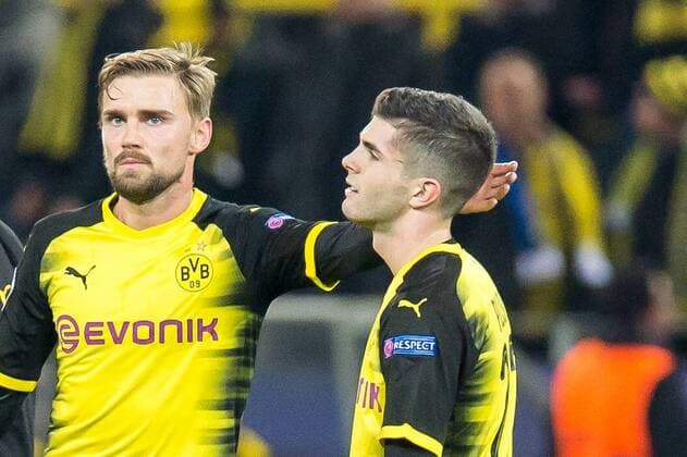 Fußball Champions League Saison 2017 2018 Rückspiel Borussia Dortmund APOEL Nikosia am 01 11 2017 im Signal Iduna Park in Dortmund Nordrhein Westfalen Dortmunds Marcel Schmelzer l tröstet Dortmunds Christian Pulisic Copyright: xKirchner DavidxInderliedx