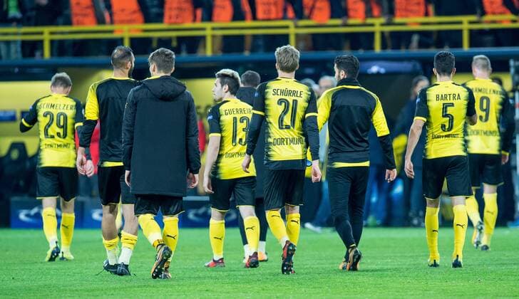 Fußball Champions League Saison 2017 2018 Rückspiel Borussia Dortmund APOEL Nikosia am 01 11 2017 im Signal Iduna Park in Dortmund Nordrhein Westfalen Die Mannschaft von Borussia Dortmund geht vom Platz Copyright: xKirchner DavidxInderliedx