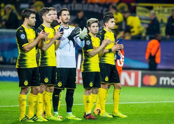 Fußball Champions League Saison 2017 2018 Rückspiel Borussia Dortmund APOEL Nikosia am 01 11 2017 im Signal Iduna Park in Dortmund Nordrhein Westfalen Dortmunds Sokratis Dortmunds Julian Weigl Dortmunds Andrej Yarmolenko Dortmunds Torhueter Roman Bürki Buerki Dortmunds Raphael Guerreiro und Dortmunds Marc Bartra verabschieden sich von den Fans Copyright: xKirchner DavidxInderliedx